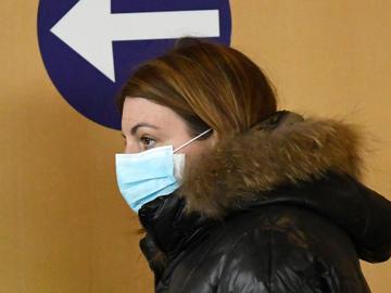 Mondmaskers op Brussels South Charleroi Airport door de dreiging van het Coronavirus 