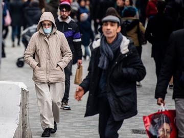 Mensen in Brussel dragen mondmaskers uit vrees voor besmetting met het coronavirus (COVID-19)