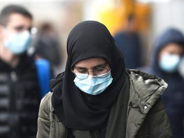 Mensen beschermen zich met mondmaskers tegen het coronavirus (Covid-19) op Brussels South Charleroi Airport