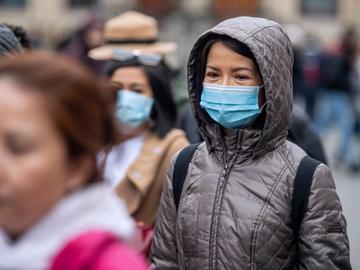 Mensen dragen mondmaskers uit vrees voor besmettingmet het coronavirus (Covid-19) in Brussel
