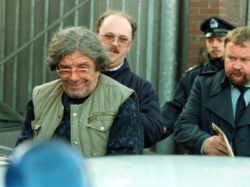 3 november 1997: dominee Andras Pandy wordt teruggebracht naar zijn huis in de Nijverheidskaai