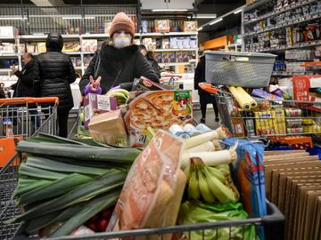 13 maart 2020: grote toeloop hamsterende klanten bij Colruyt in Vorst uit angst voor tekorten door de dreiging van het coronavirus