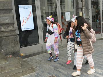 De Beursschouwburg en de Brusselse scholen sluiten tot 3 april 2020 door de maatregelen van de federale regering inzake coronadreiging. Schoolkinderen keren huiswaarts na een pyjamaparty op de 'laatste' schooldag