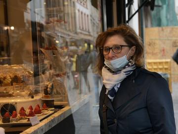 Toerisme coronavirus covid-19 bakkerij patisserie mondmasker