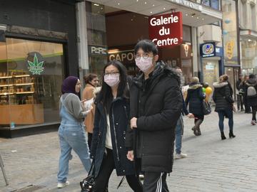 Coronavirus-epidemie (covid-19) mondmaskers bepalen mee het straatbeeld