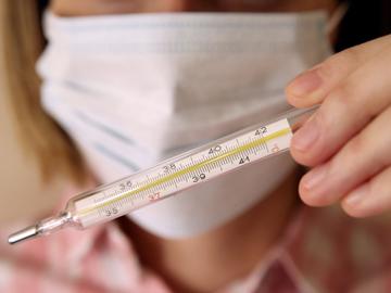 Koorts is een van de belangrijkste symptomen van besmetting met het coronavirus (covid-19)
