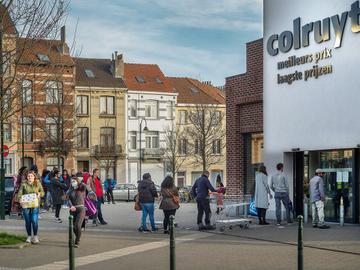 Maatregelen indijken coronavirus maart 2020: Colruyt en andere supermarktketens in Brussel laten slechts een beperkt aantal klanten binnen