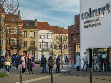 Maatregelen indijken coronavirus maart 2020: Colruyt en andere supermarktketens in Brussel laten slechts een beperkt aantal klanten binnen