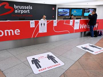 Brussels Airport: passagiers moeten 1,5 meter afstand houden als maatregel om het coronavirus (covid-19) in te dijken