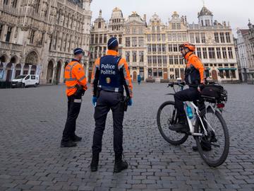 Door de lockdown om het coronavirus in te dijken is de Grote Markt leeg en verlaten. Enkel de politie is aanwezig