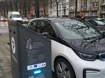 Charge.Brussels: een laadpaal voor elektrische auto's van energieleverancier Eneco op de Deschannellaan in Schaarbeek