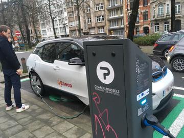 Charge.Brussels: een laadpaal voor elektrische auto's van energieleverancier Eneco op de Deschannellaan in Schaarbeek