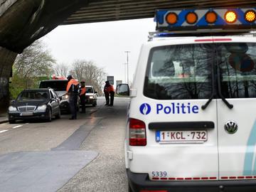 20 maart 2020: de politie controleert het traject van autobestuurders om verdere verspreiding van het coronavirus (covid-19) tegen te gaan