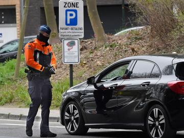 20 maart 2020: de politie controleert het traject van autobestuurders om verdere verspreiding van het coronavirus (covid-19) tegen te gaan