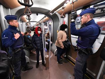 20 maart 2020: de politie controleert metro en haar gebruikers tijdens de lockdown om verdere verspreiding van het coronavirus (covid-19) tegen te gaan