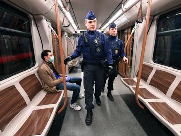 20 maart 2020: de politie controleert metro en haar gebruikers tijdens de lockdown om verdere verspreiding van het coronavirus (covid-19) tegen te gaan
