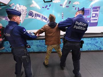 20 maart 2020: de politie controleert metrostations tijdens de lockdown om verdere verspreiding van het coronavirus (covid-19) tegen te gaan