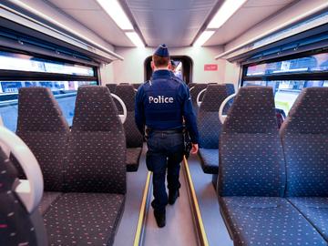 20 maart 2020 de spoorwegpolitie controleert treinen tijdens de lockdown om verdere verspreiding van het coronavirus (covid-19) tegen te gaan