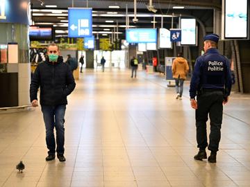 20 maart 2020: de spoorwegpolitie in het Zuidstation controleert burgers tijdens de lockdown om verdere verspreiding van het coronavirus (covid-19) tegen te gaan