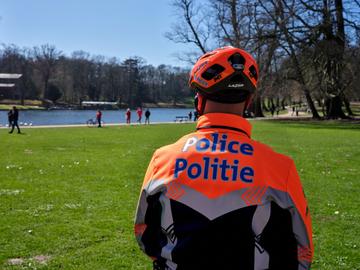 22 maart 2020, Ter Kamerenbos: de fietsbrigade van de politie controleert burgers tijdens de lockdown om verdere verspreiding van het coronavirus (covid-19) tegen te gaan