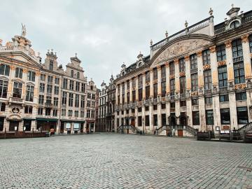 De Grote Markt oogt verlaten door de lockdownmaatregelen om het coronavirus (covid-19) in te dijken