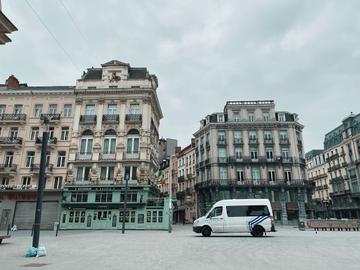 Het Beursplein ligt er verlaten bij door de lockdownmaatregelen om het coronavirus (covid-19) in te dijken. De politie controleert