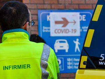 Brusselse ziekenhuizen, zoals het Sint-Pietersziekenhuis, bereiden zich voor op de besmettingspiek door het coronavirus.  De ziekte covid-19 wordt veroorzaakt door het virus SARS-CoV-2.