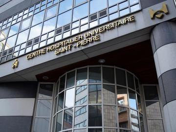 Brusselse ziekenhuizen, zoals het Sint-Pietersziekenhuis, bereiden zich voor op het pieken van het coronavirus.  De ziekte covid-19 wordt veroorzaakt door het virus SARS-CoV-2