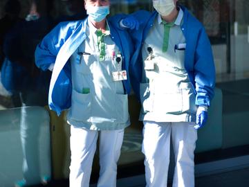 Twee verpleegkundigen van het UZ Brussel in Jette tijdens de uitbraak van het coronavirus.  De ziekte covid-19 wordt veroorzaakt door het virus SARS-CoV-2