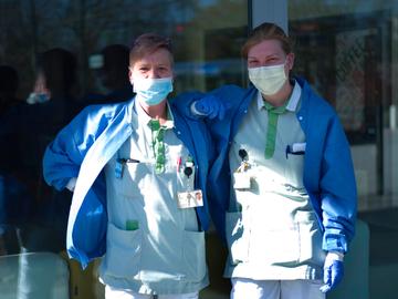 Twee verpleegkundigen van het UZ Brussel in Jette tijdens de uitbraak van het coronavirus.  De ziekte covid-19 wordt veroorzaakt door het virus SARS-CoV-2