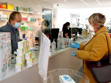 Brusselse apothekers hebben het druk tijdens de coronacrisis. De ziekte covid-19 wordt veroorzaakt door het virus SARS-CoV-2