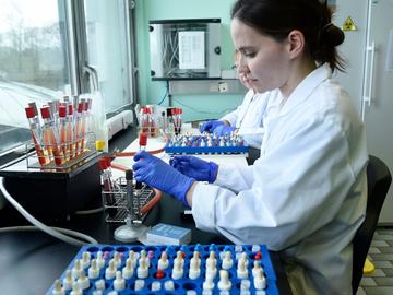 De wetenschappelijke onderzoeksinstelling Sciensano in Ukkel voert testen uit naar het coronavirus. De ziekte covid-19 wordt veroorzaakt door het virus SARS-CoV-2