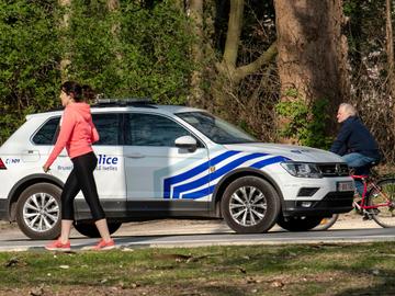 Naleving lockdownmaatregelen om het coronavirus in te dijken: verscherpte politiecontroles in Ter Kamerenbos door politiezone Brussel-Hoofdstad-Elsene
