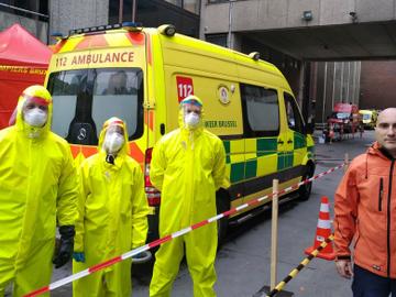 Dino Cavaleri (rechts) en collega's van de Brusselse brandweer tijdens de coronacrisis