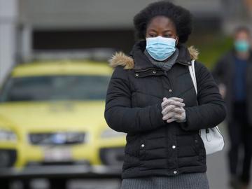 Vrouw met mondmasker ter bescherming tegen Covid-19, de ziekte veroorzaakt door het coronavirus