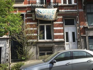 20200416 Een spandoek in Schaarbeek met Justice pour Adil, de tiener die stierf op de vlucht toen de politie controleerde of de coronamaatregelen nageleefd worden 3lg