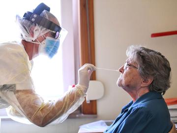 Een vrouw i.n een woonzorgcentrum wordt getest op het coronavirus dat de ziekte covid-19 veroorzaakt