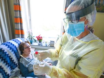 Een vrouw in een woonzorgcentrum wordt getest op het coronavirus dat de ziekte covid-19 veroorzaakt