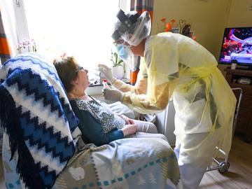 Een vrouw in een woonzorgcentrum wordt getest op het coronavirus dat de ziekte covid-19 veroorzaakt