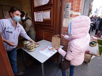 16 april 2020: uitdelen van maaltijden aan Brusselse daklozen en mensen in armoede door Resto du Coeur tijdens de coronacrisis, veroorzaakt door de ziekte covid-19
