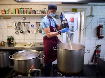 16 april 2020: uitdelen van maaltijden aan Brusselse daklozen en mensen in armoede door Resto du Coeur tijdens de coronacrisis, veroorzaakt door de ziekte covid-19