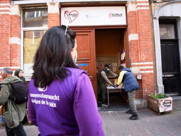 16 april 2020: uitdelen van maaltijden aan Brusselse daklozen en mensen in armoede door Resto du Coeur tijdens de coronacrisis, veroorzaakt door de ziekte covid-19. 