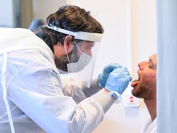 Ziekenhuizen gebruiken een testkit om het coronavirus, dat de ziekte covid-19 veroorzaakt, te detecteren