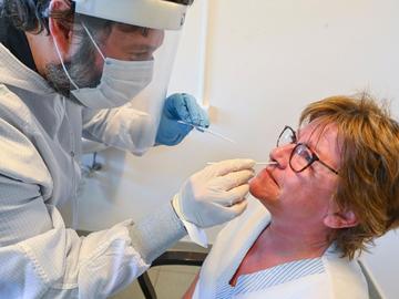 Ziekenhuizen gebruiken een testkit om het coronavirus, dat de ziekte covid-19 veroorzaakt, te detecteren