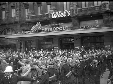 Maart 1955, volle schoolstrijd: katholieke manifestanten protesteren voor Hotel Métropole tegen de wet Collard