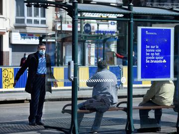 Om besmetting met het coronavirus te vermijden, dragen hel wat Brusselaars een mondmasker