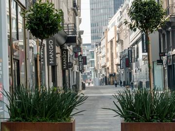 Door de coronacrisis op bevel van de overheid gedwongen gesloten winkels in de Nieuwstraat