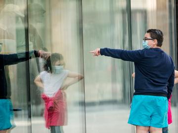 Door de coronacrisis op bevel van de overheid gedwongen gesloten winkels in de Nieuwstraat