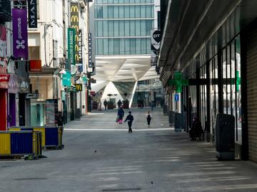 Door de coronacrisis op bevel van de overheid gesloten winkels in de Nieuwstraat