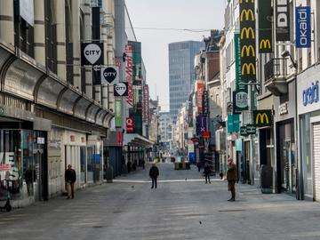 Door de coronacrisis op bevel van de overheid gesloten winkels in de Nieuwstraat